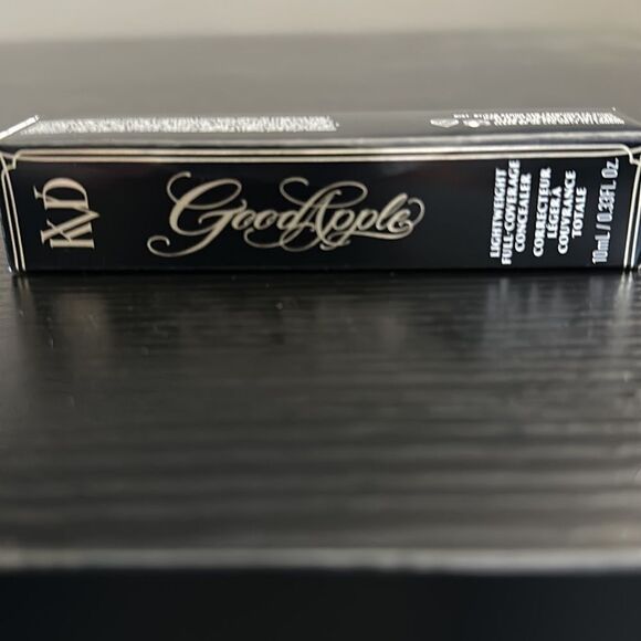 KVD Good Apple Lightweight Full Coverage Concealer in Medium 129 - Picture 5 of 8